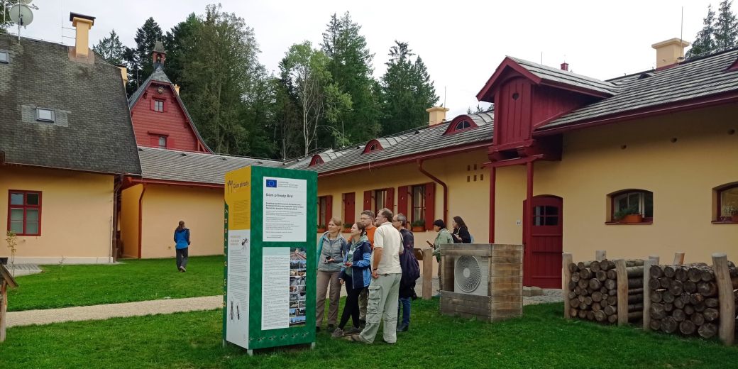 Ukrajinští účastníci exkurze si prohlížejí bezprostřední okolí Domu přírody Brd.